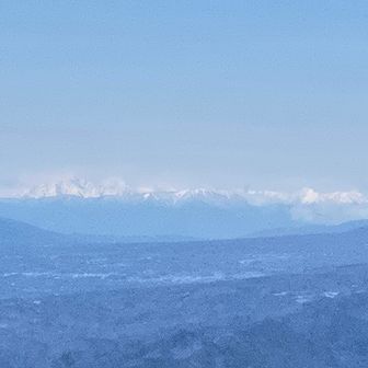 かすかに北アルプスが見えます。