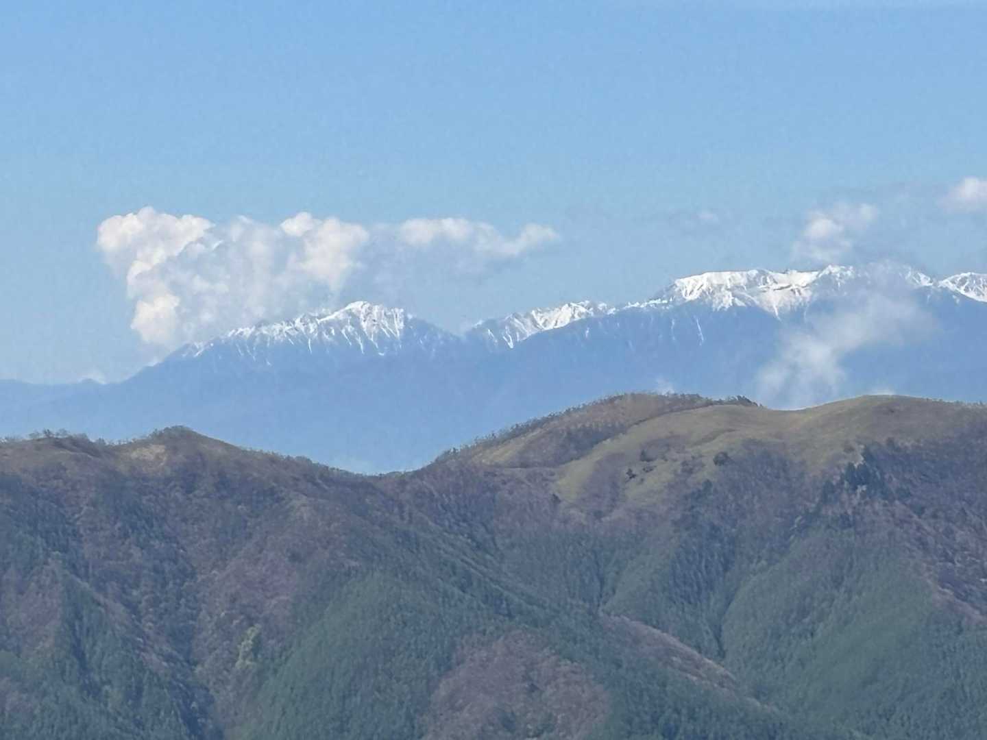 茶臼山の向こうに中央アルプス