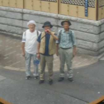 清澄庭園前、程よいボケ具合で”今日の旅姿”．ここで、”月島まで隅田川歩きは止め、地下鉄✌️”と、話しが纏まる❗．