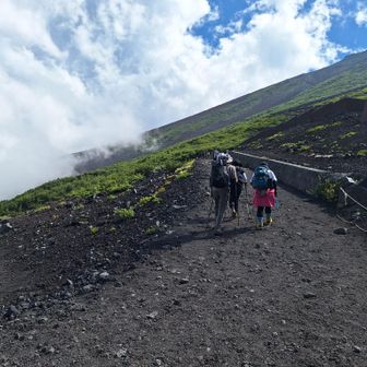 登山・下山ルートの分かれ道。
山頂へは右のルートへ。