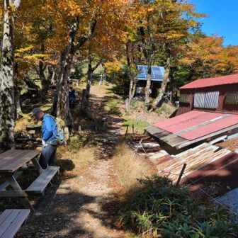 稲村ヶ岳山小屋まで戻ってランチ