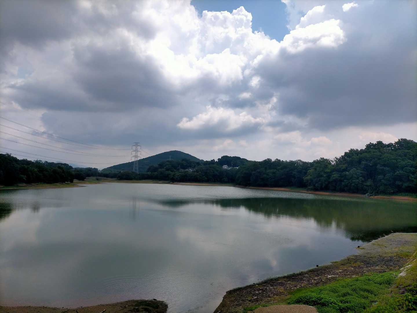 金棒池越しに見える雄岡山