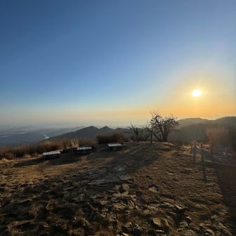 太陽が湘南の街と海を照らす。蛭ヶ岳山荘の眺望は丹沢イチだと思う