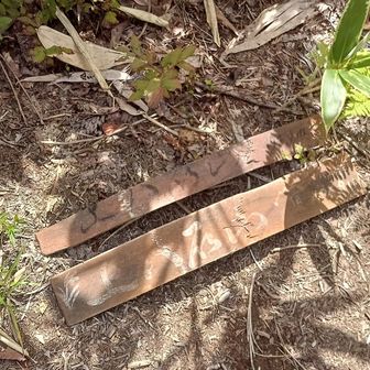 足元の割れた板にも上八石山の文字がなんとか…