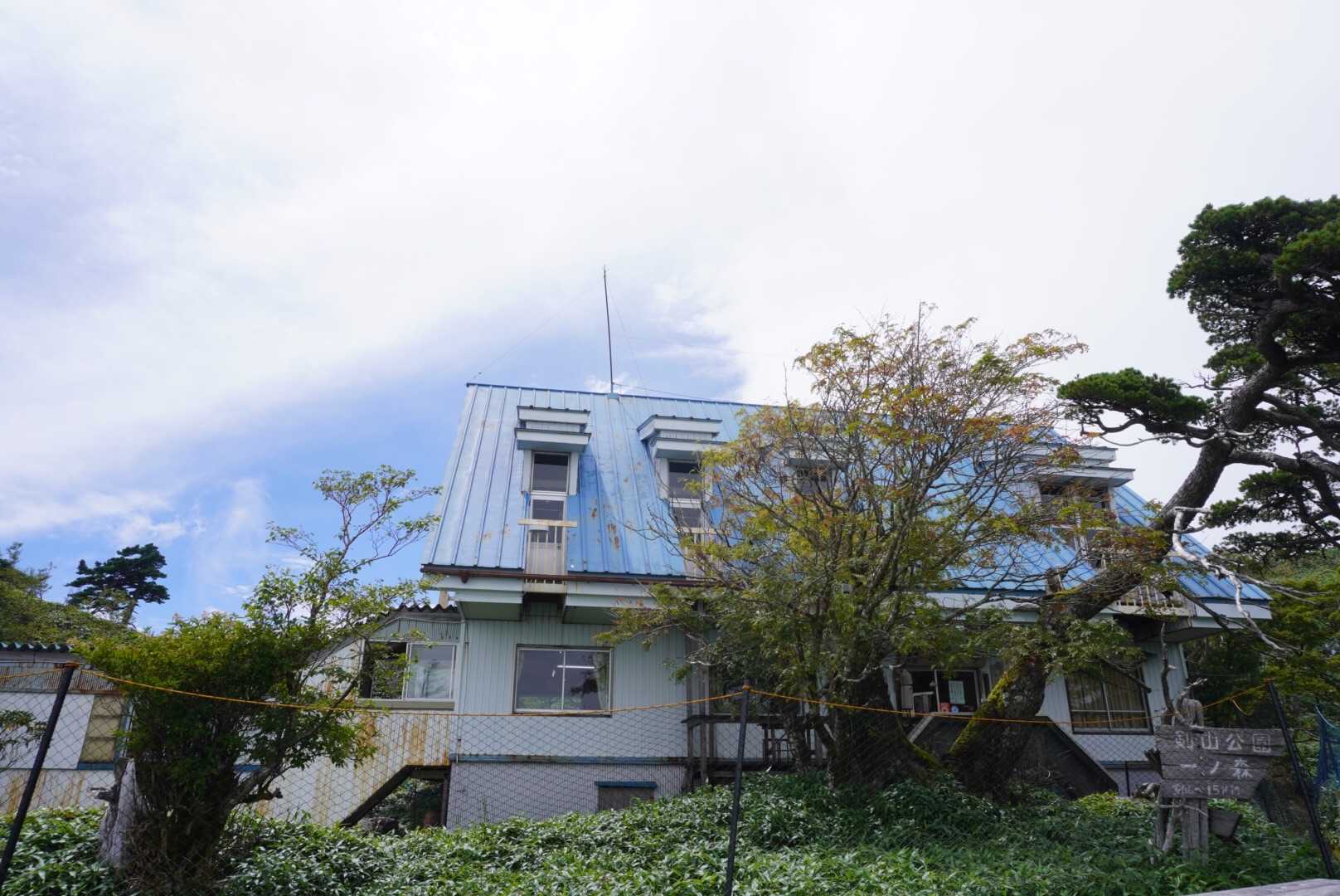 朝と違ってヒュッテに青空出てきた