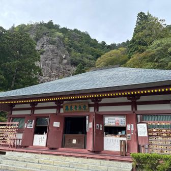 本堂と鳳来寺山