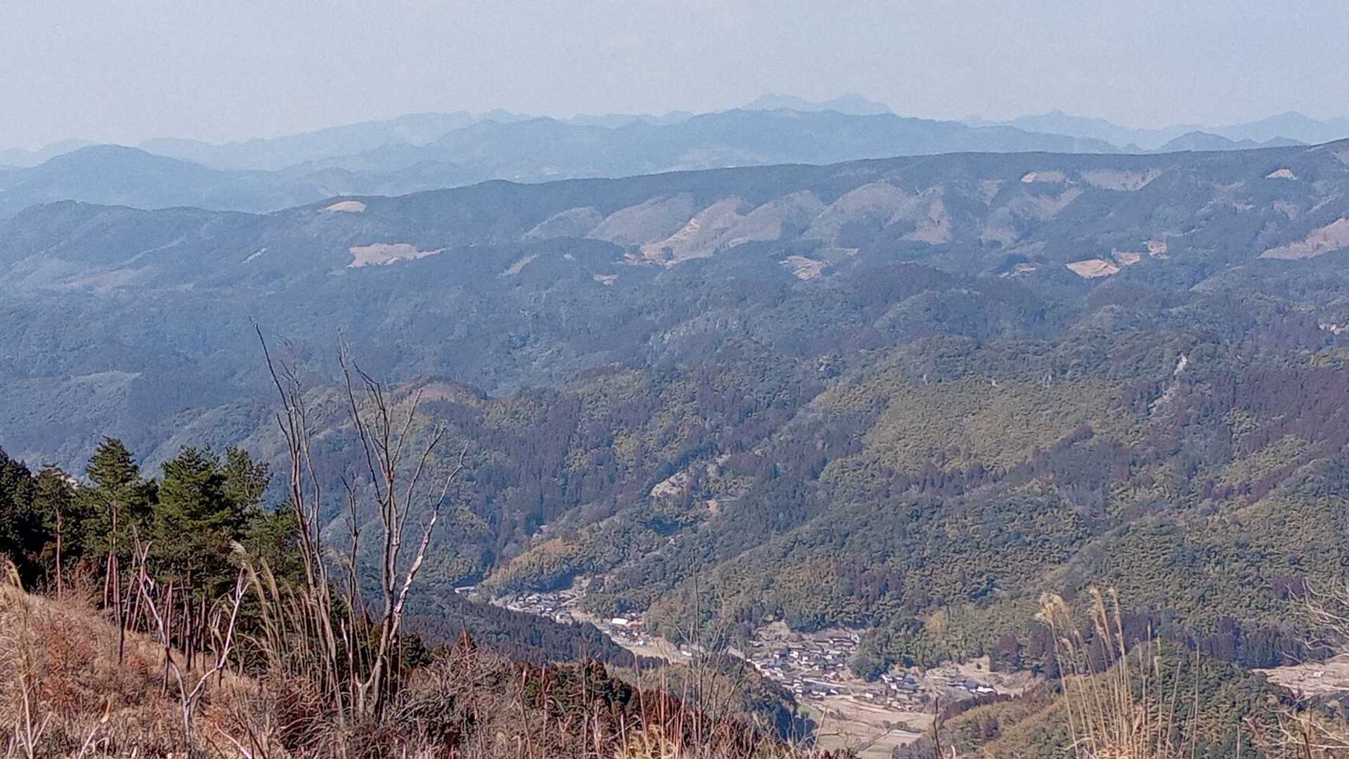 谷間に集落が見える…👀