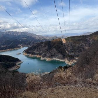 いいペースで半原高取山山頂まで登れたので、
ついでに仏果山にも行こうかと思いましたが、
半原高取山からの景色で満足出来たので(仏果山は過去にも何回か登っていたので、同じような景色を見にわざわざ行かなくてもいっか。と。)
展望ポイントの方には父は行ったことがなかったので、そこまで降りて氷華が咲く場所も教えてあげようと思い(←写真のために)来た道を戻らずにまっすぐ下りました。