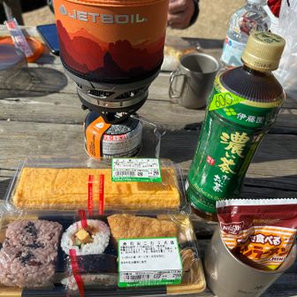 この写真のメインディッシュを当ててごらん❗️

そう！
だし巻き卵一本🤣
この写真の為だけに買った🤣🤣