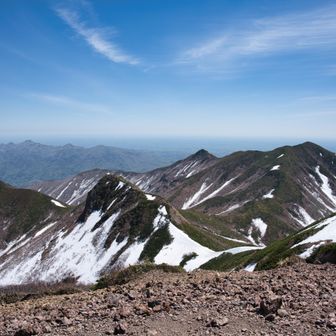 残雪をまとった斜里岳の稜線美🏔️✨
この時期ならではの美しい山容でした🫶