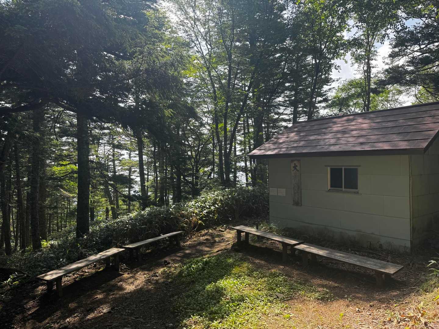 今は亡き祖父の昔話。
近くの小学校からの依頼で低学年の子どもたちを大樽小屋に引率した。
目的地のこの小屋に着いたところで「おめたち、まだ元気か？じゃあ上まで行くぞ」と勝手に頂上まで連れて行った。
今やったら問題だけど、地域の子どもたちを愛した祖父でした。