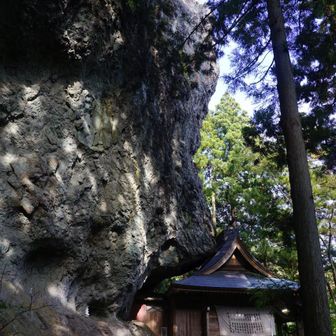 中ノ嶽神社の奥宮に到着。左の轟岩が御神体。