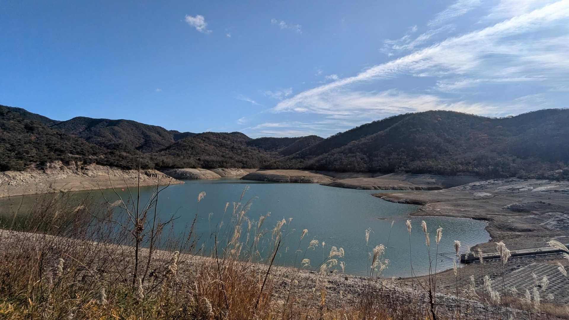 天狗岩と昭和池をめぐる展望抜群の三草山の写真