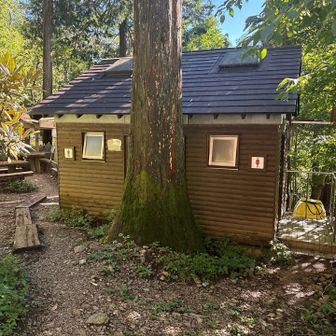 小屋前にトイレ