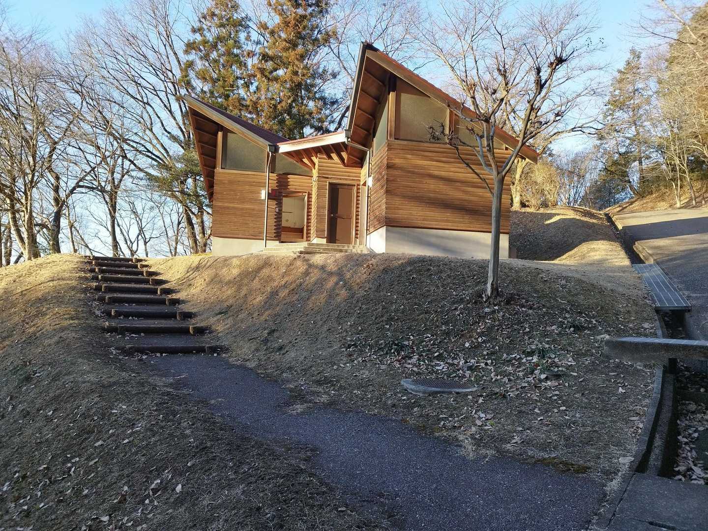 駐車場ではなく登山口に清潔なトイレがあります