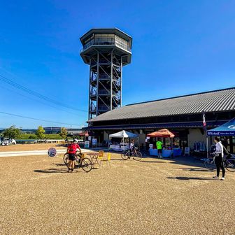 
さすがサイクリストの聖地❗️
この日は朝からロードバイク関連のウエアとかグッズのブーステントとかキッチンカーがいっぱい出店してた
