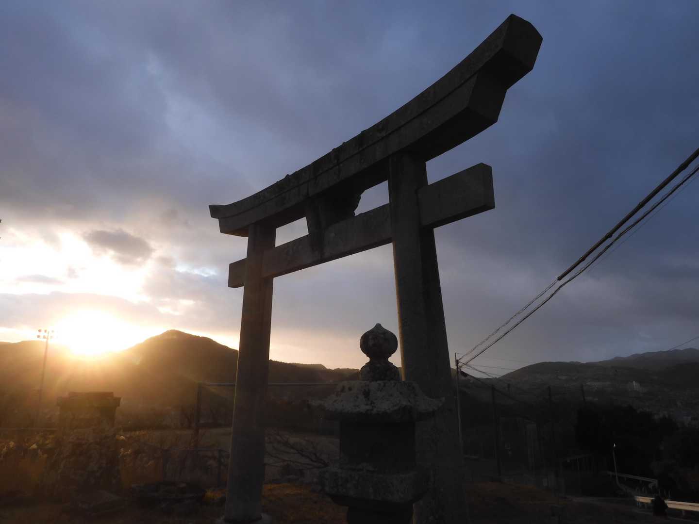 金刀比羅神社一の鳥居より朝日の英彦山を見返り