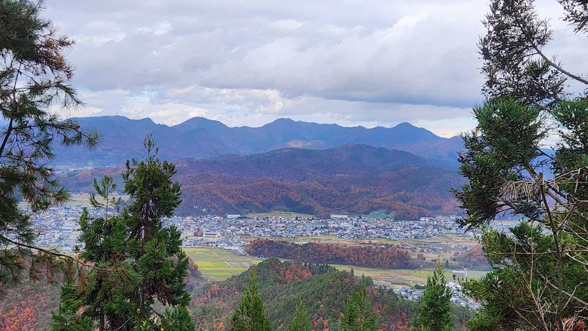 北。
高畠の方面ですね。
名も知らぬ綺麗なお山がいっぱい✨