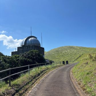 ぐるりと歩いてスタート近くまで戻ってきました
見えているドームは鬼岳天文台⭐️
予約制で夜間観測ができるみたいです

ほーーーんと気持ち良く歩けました
お天気最高！景色最高！お喋り最高！
良い足慣らしになりました🐾

足慣らし？？？次、どこ行くの？？？笑