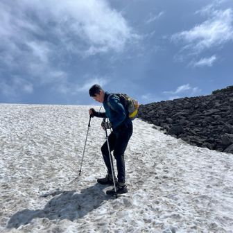 途中から雪渓歩き
降りはツボ足って訳にはいかない。