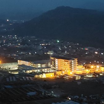 ☕飲みながら日没🌇→後半は🌃ﾅｲﾄﾊｲｸ🚶‍♂️決定😅。麓の神農原地区夜景。