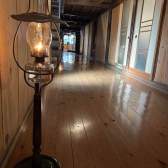 本館の廊下にあるランプ