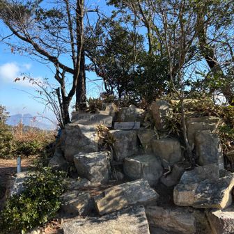 山頂碑
周囲には10人以上の登山者が🍙中