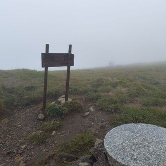 豪風吹きすさぶ山頂