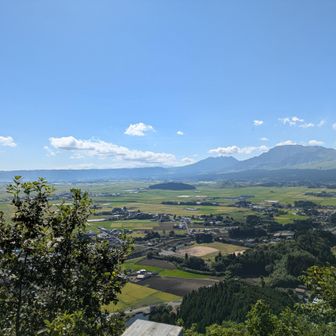 遠くには祖母山どん！