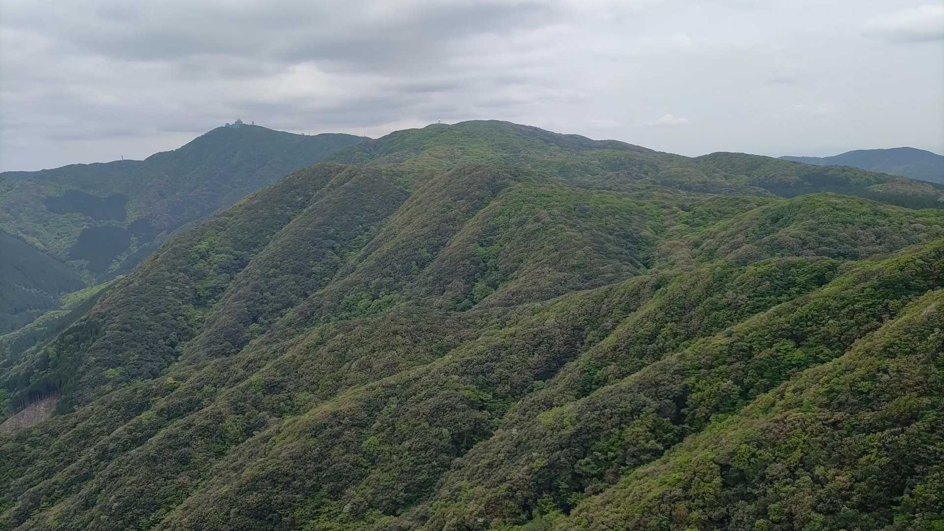 鬼ヶ鼻岩から振り返り、向こうに脊振。だいぶ歩いてきた