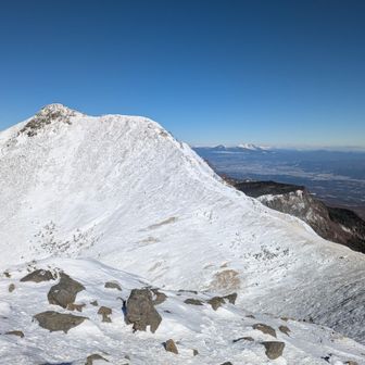 山頂からの東天狗岳。
遠方は浅間山