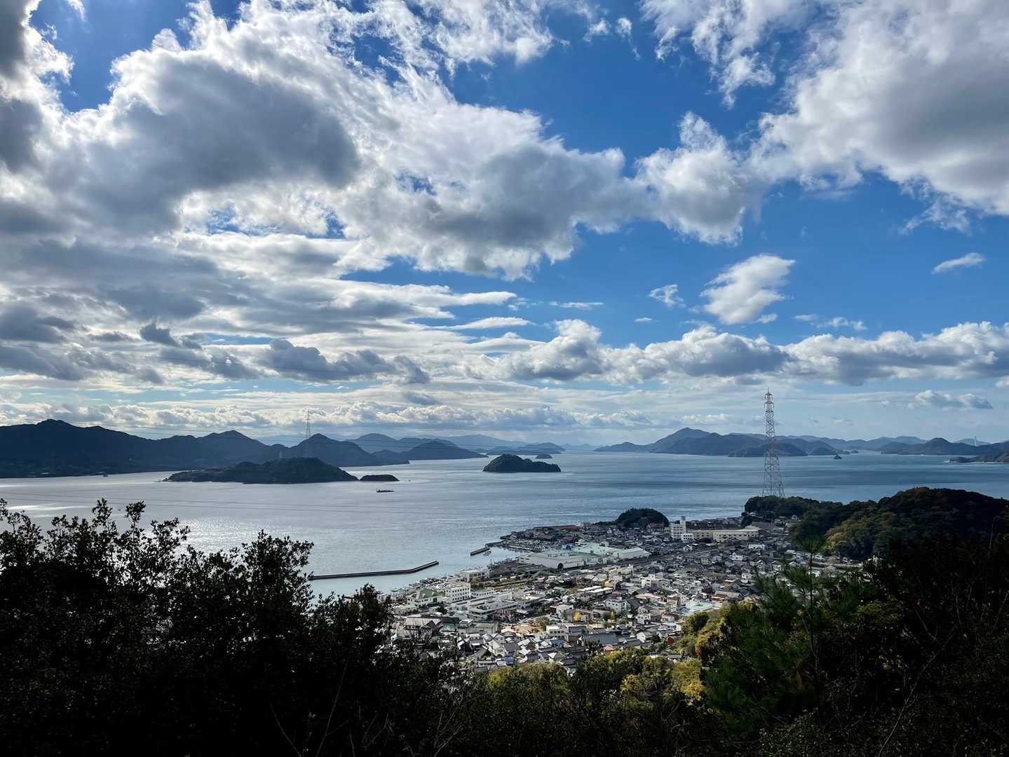 瀬戸内海沿いの山はやっぱり景色が最高⤴️
瀬戸内海沿いで登ったのは、岡山の王子岳、広島の野呂山、愛媛のですが、どこも、ほんと素晴らしい景色でした。
まだまだ登りたい瀬戸内海沿いのお山が沢山😗