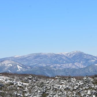 氷ノ山冠雪
三の丸からの たおやかな稜線美
