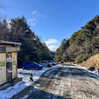 駐車場に戻ってきたー
なんか砂利？が撒いてあるようでした。
凍結対策かな？
