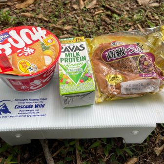 ブナ林がとても素敵でしたので、下山中の熊のコル🐻で昼食🥪
少し涼しくなったので、カップメン🍽️お湯を持って来ました。