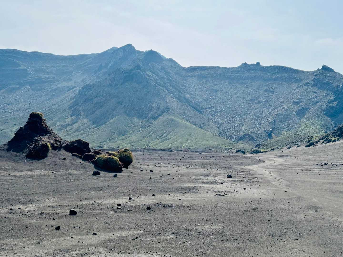 砂千里に降りたって南岳を見上げる