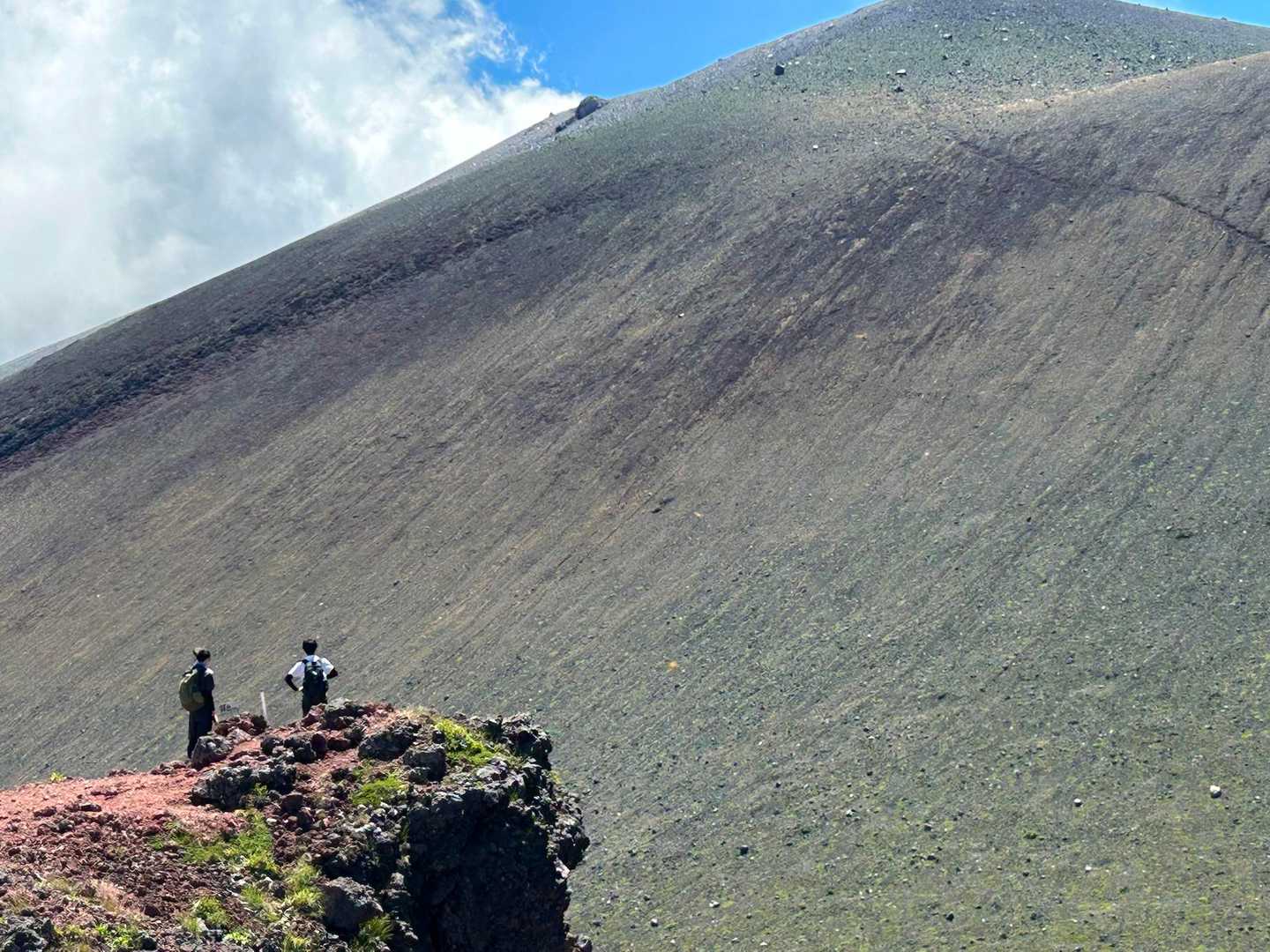 鋸岳山頂と浅間山