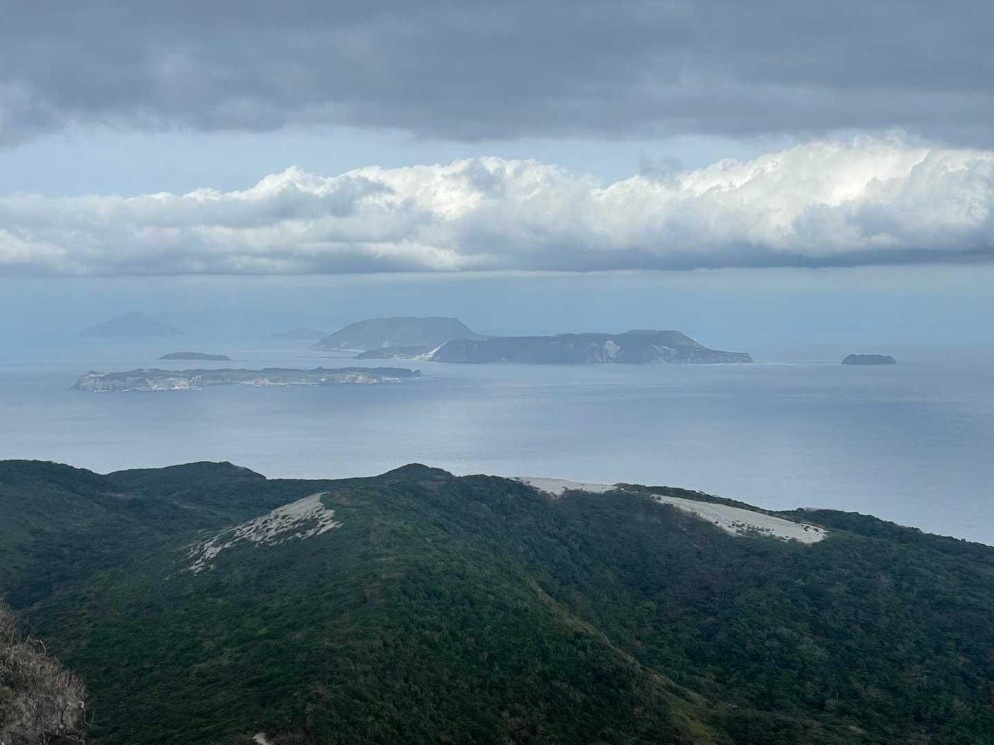 手前の山の白くなってるところなんだろうね〜？なんて話してて、結果あれは日向山ということで落ち着く🤣🤣🤣
海に浮かぶ島々は鳳凰とか甲斐駒ヶ岳の10億年後の姿だね、なんてふざけて言ってたらその時になっても生きてるらしいH氏、1人でまだYAMAPやってるらしいよ🤣