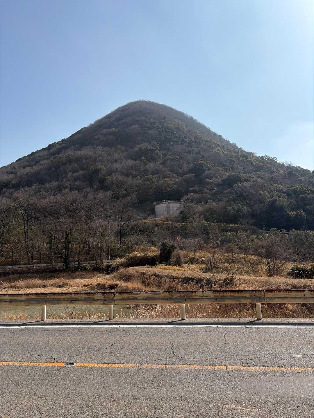 六ツ目山を眺めながら登山口へ