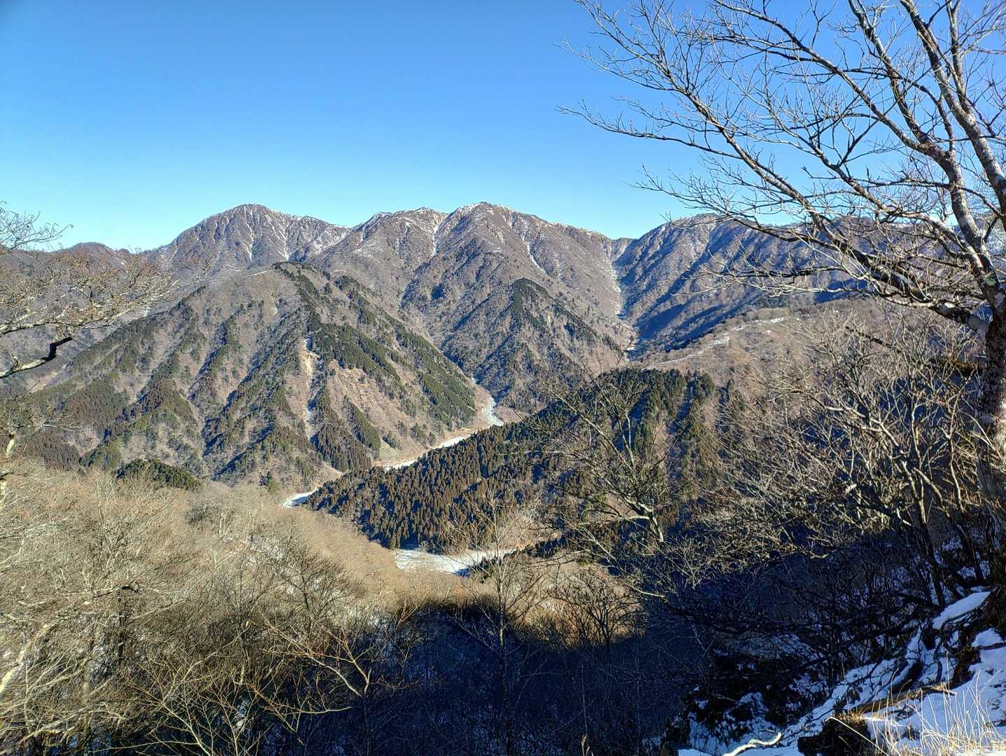 寄バス停-櫟山-栗ノ木洞-後沢乗越-鍋割山-小丸-花立ノ頭 縦走コースの写真