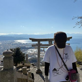 もちろん今日は、去年自販機で買った「天空の鳥居」Tシャツ〜👕🎶
（丈直しするつもりが切りすぎたので引っ張ってます✂️）