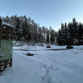 今、無事に🅿️駐車場に到着で飛騨ナンバー２台だけあります

山頂であった地元の青年は彦谷ルートで下山との事で、ちょうどここで再会しました。おつかれ山です♪