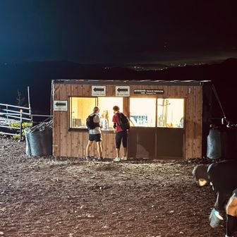 6合目の関所。
3:00開門で、ちょうど3:00に到着。いいペース。ここで入山料4,000円を献上。