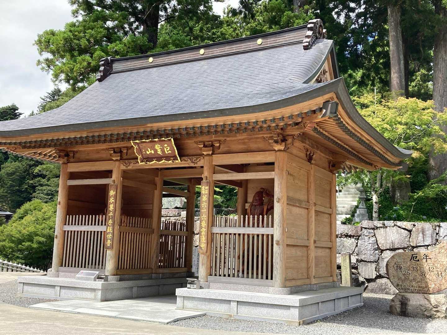 立派な山門です