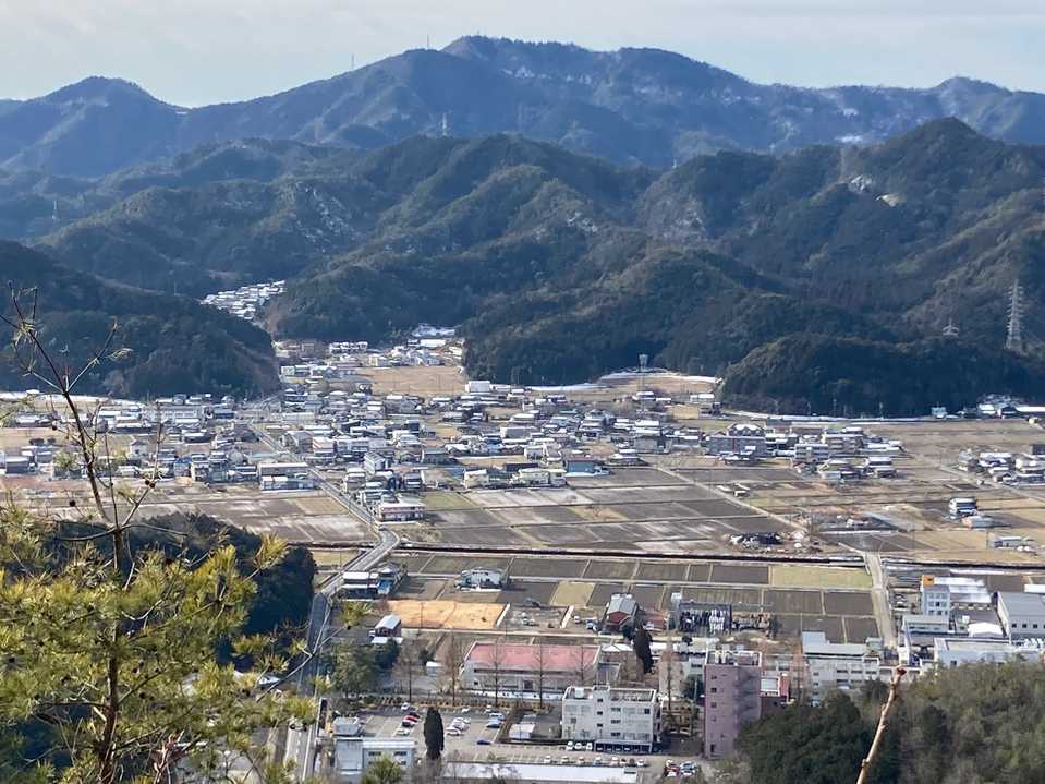 百々ヶ峰がきれいに見えます♪
眼下には女子大。