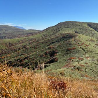 湯森山への稜線と笊森山の後ろに1日前に登った岩手山😍