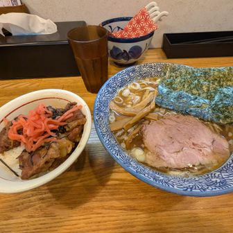 中華そばと豚バラ軟骨ごはんを注文
合せて1500円也
初っ端に煮干し風味が口内に広がるが、全般的には青葉に近い味わい