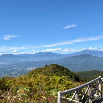 北信五岳が拝める．右手前は斑尾山、後ろに妙高山、黒姫山、ギザギザの戸隠山、左手前に飯綱山