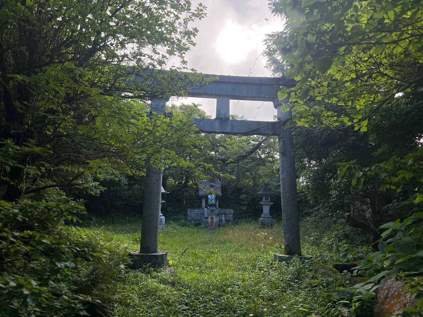 山頂には神社
安全登山を祈願します