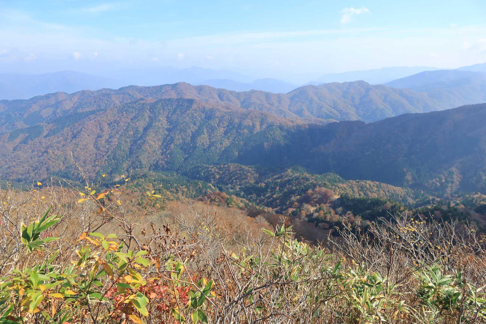 少し空はかすんでましたし、上の方は紅葉は終わりかけでしたが、下の方はまだ赤かったです